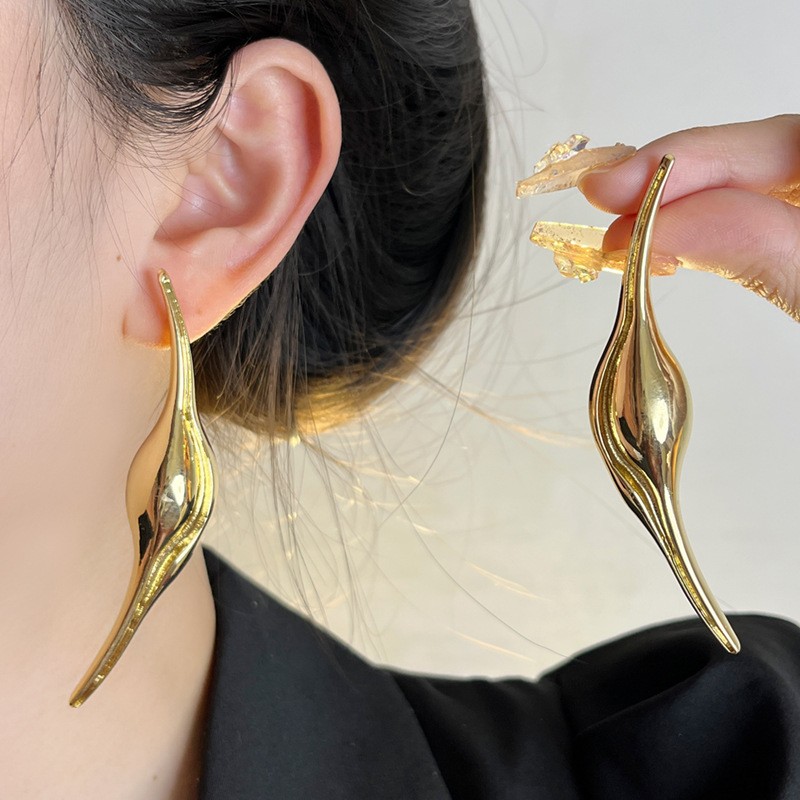Travel Accessories For Europe - Minimalist Metal Ince Kavisli Küpe Kadınlar